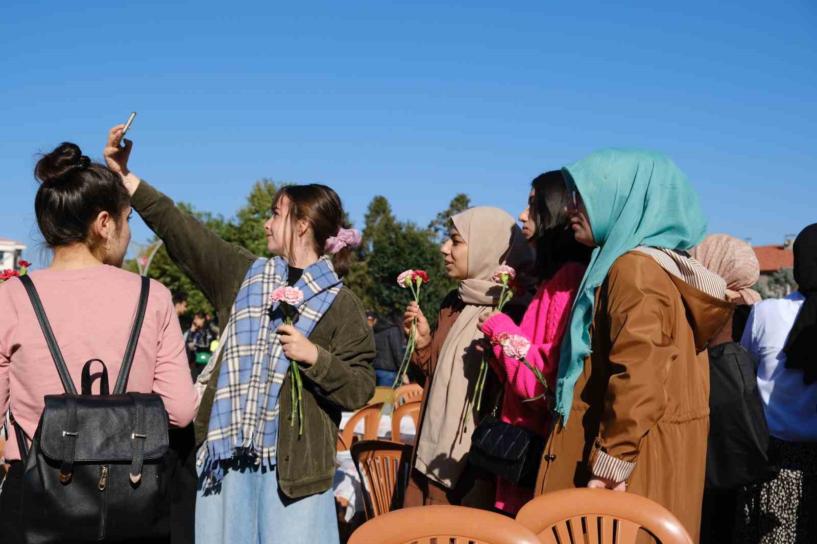 Erzincan&rsquo;a gelen &ouml;ğrenciler kentin meydanında karşılandı
