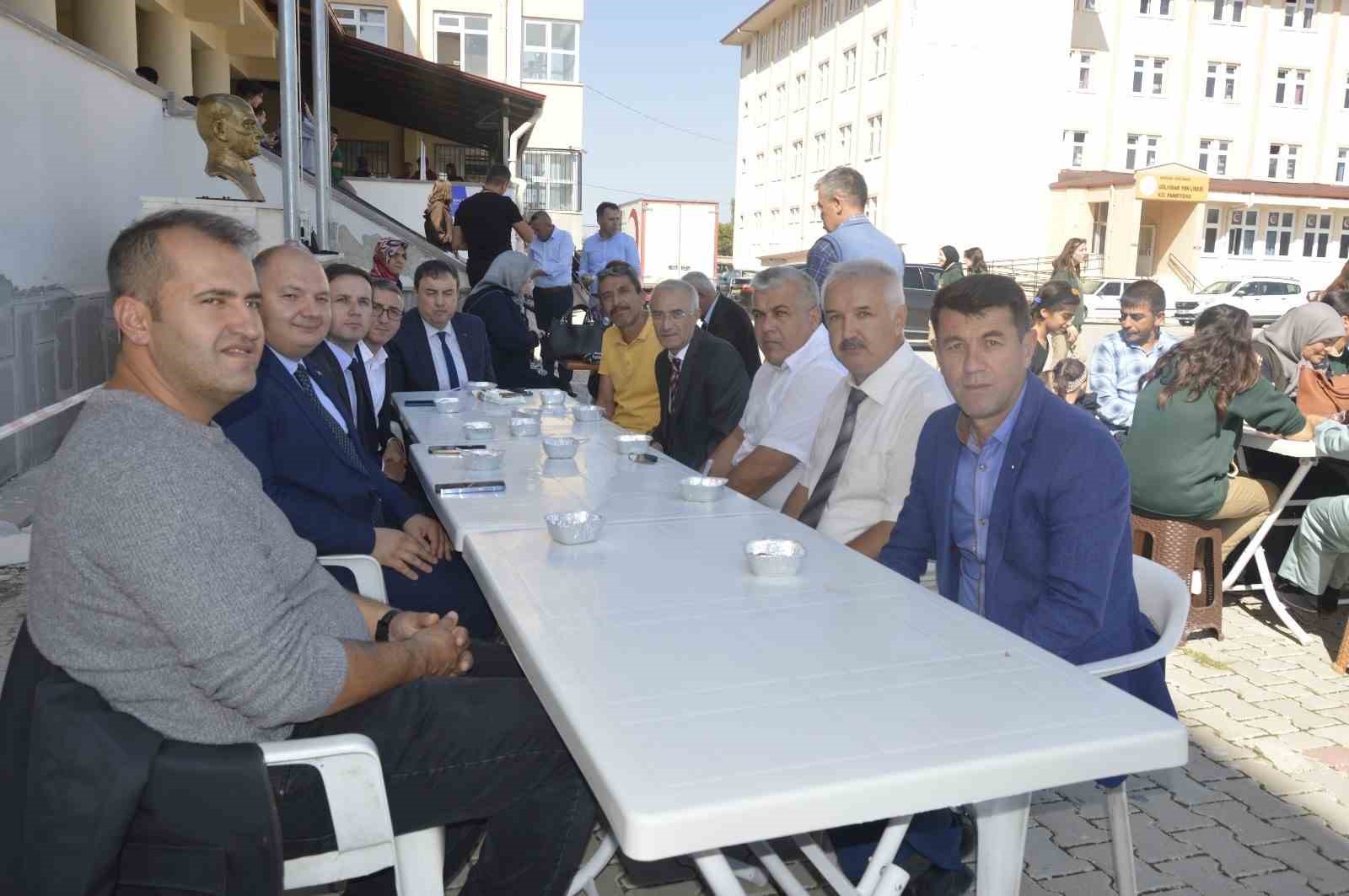 Gölhisar Fen Lisesinden geleneksel aşure ikramı