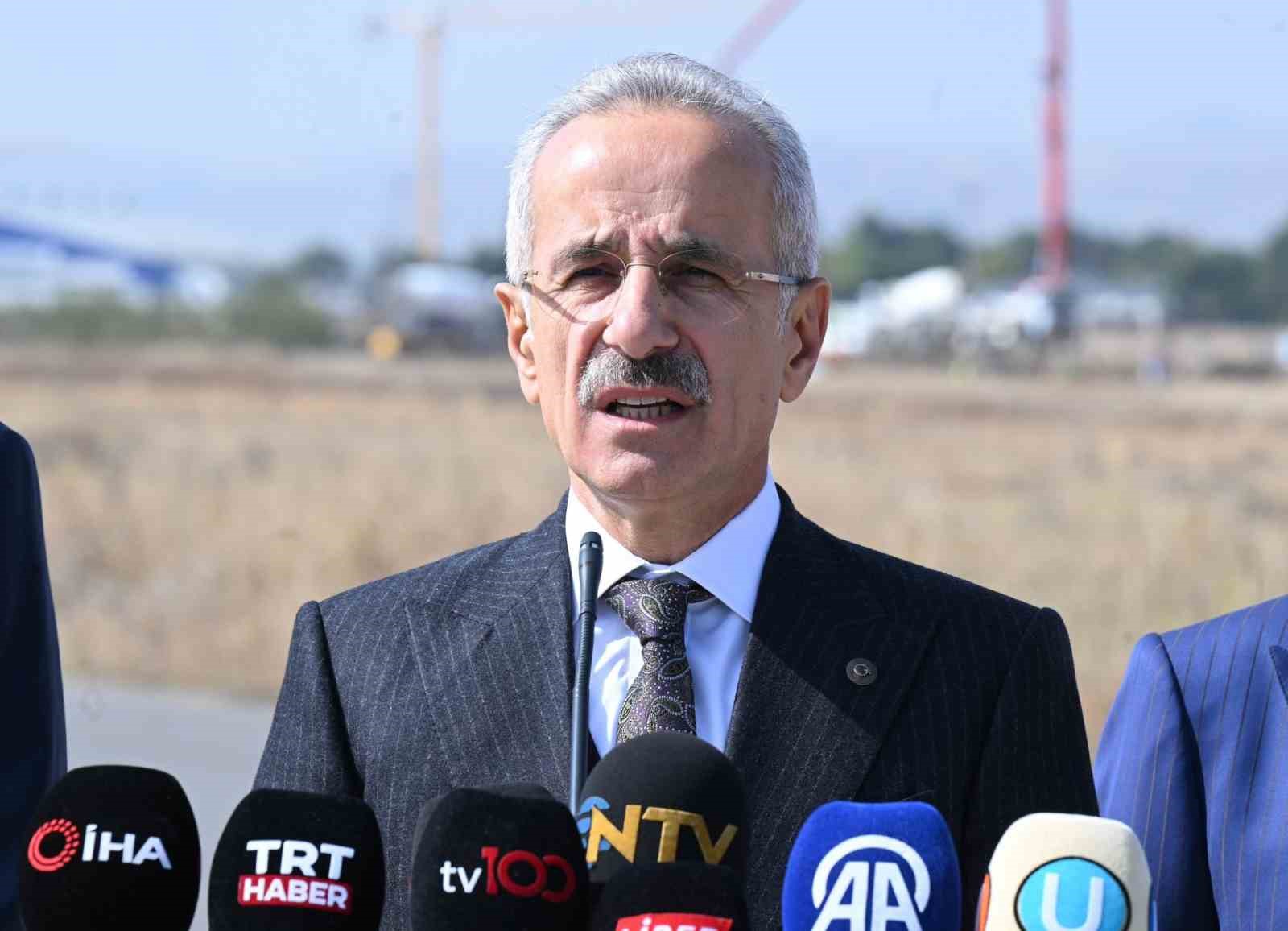 Bakan Uraloğlu: "İki etaplı olarak ger&ccedil;ekleştirilecek proje &ccedil;er&ccedil;evesinde Ankara Esenboğa Havalimanımız 3. pistine kavuşacak&rdquo;
