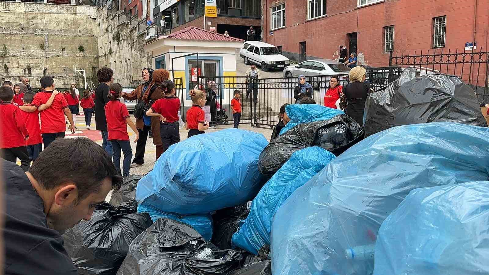Plastik atıkları geri d&ouml;n&uuml;ş&uuml;me kazandırıyorlar
