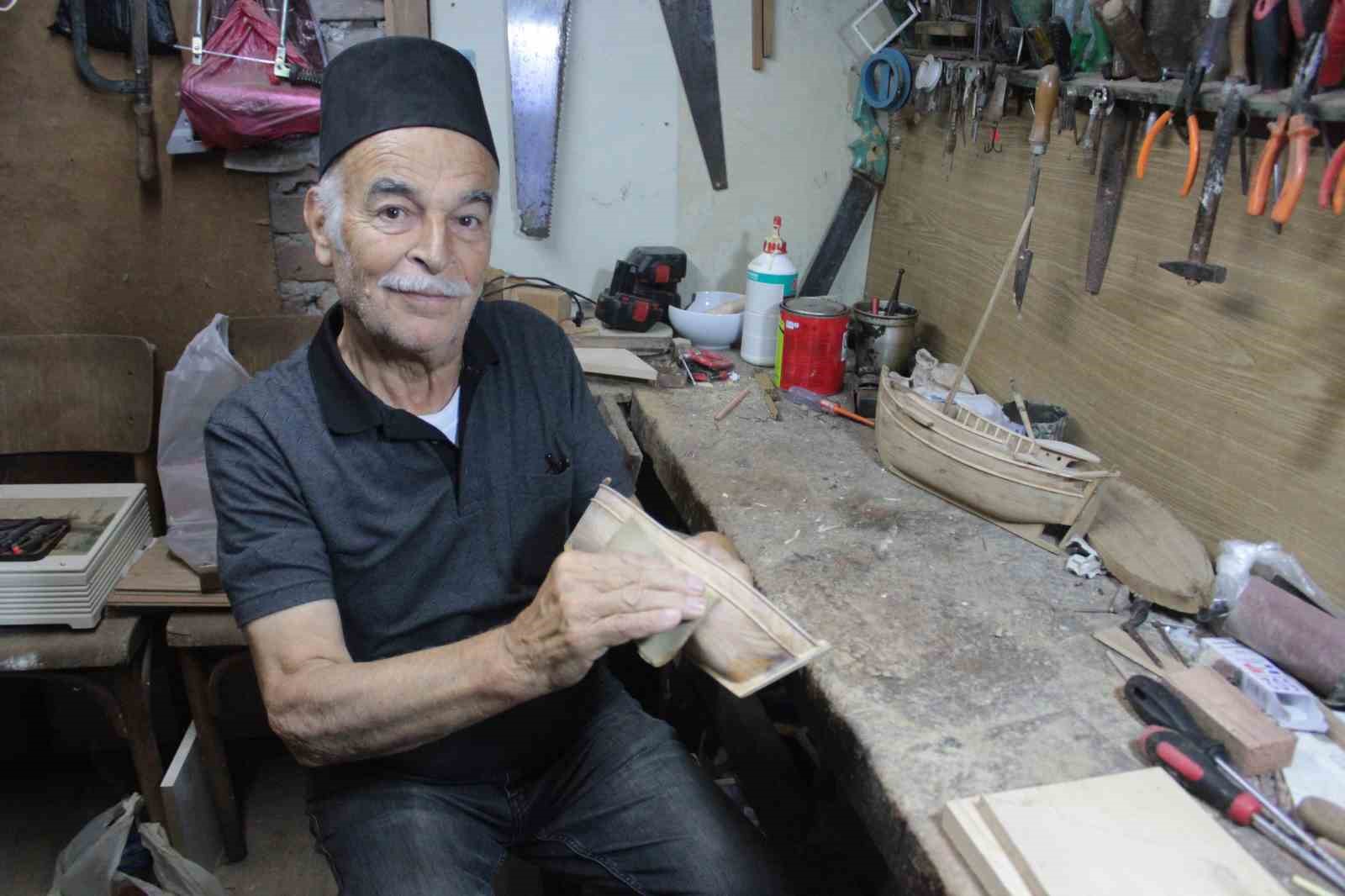 25 yıldır g&ouml;rd&uuml;ğ&uuml; gemi fotoğraflarının maketini yapıyor
