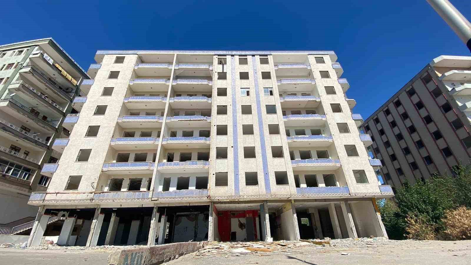 Diyarbakır&rsquo;da ağır hasarlı binada tahta par&ccedil;aları i&ccedil;in canlarını hi&ccedil;e saydılar
