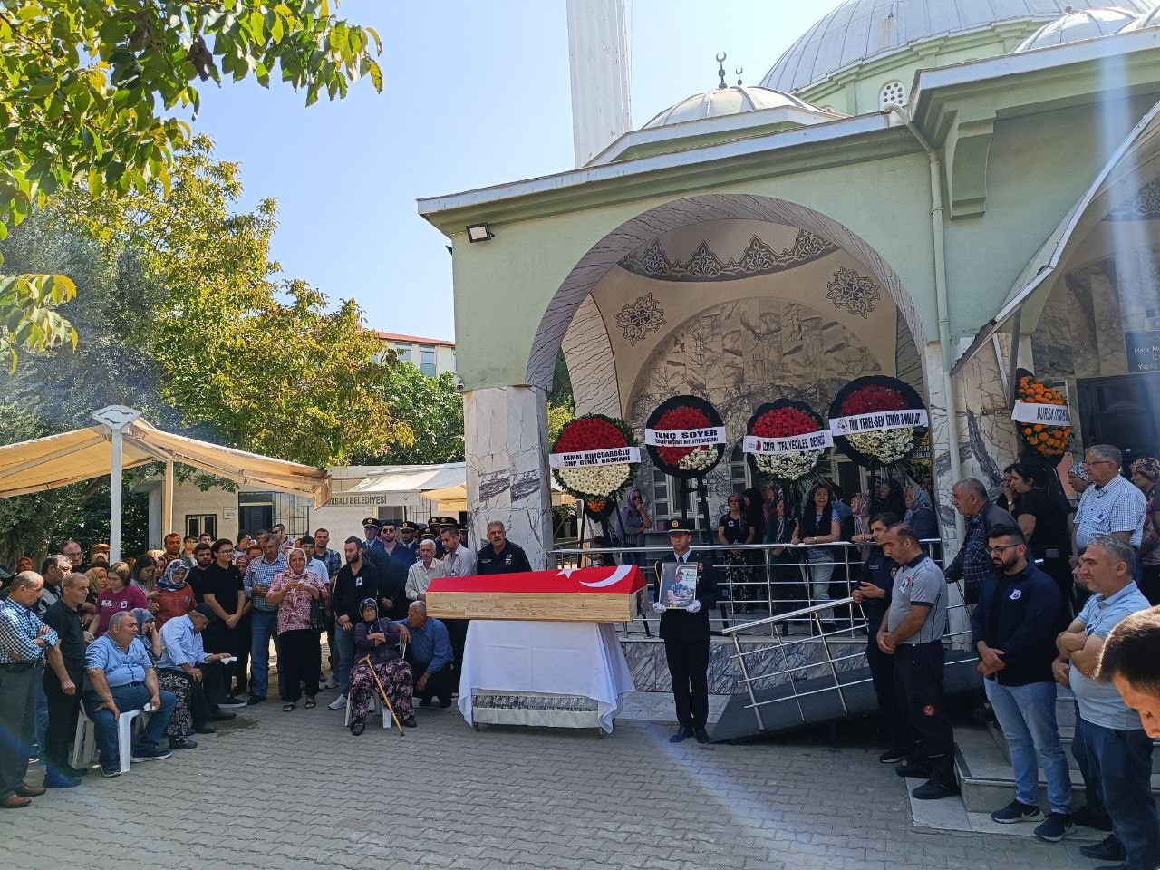 Şehit itfaiye erinin cenazesinde babanın zor anları