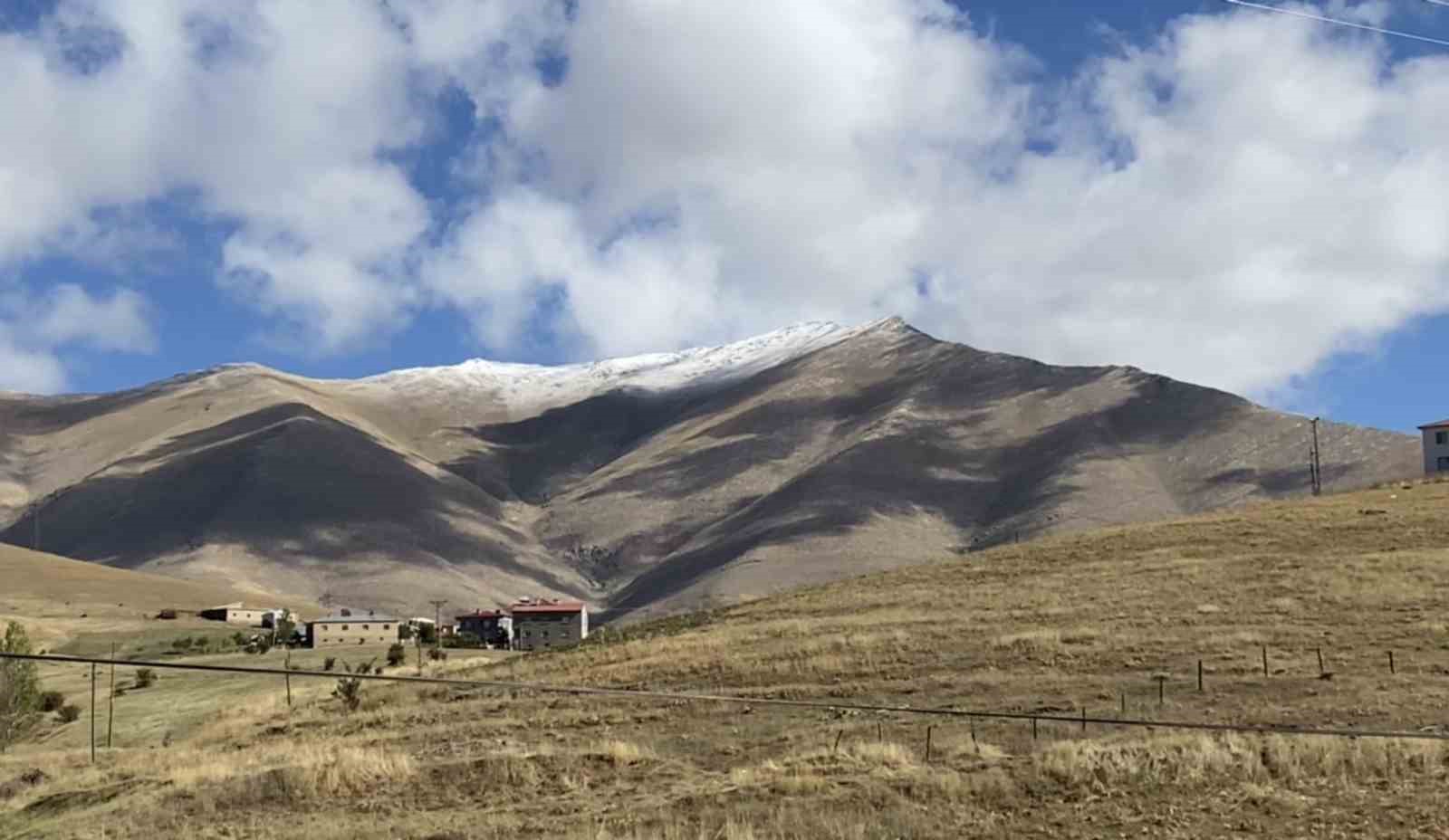 Tatvan&rsquo;da dağlar beyaza b&uuml;r&uuml;nd&uuml;

