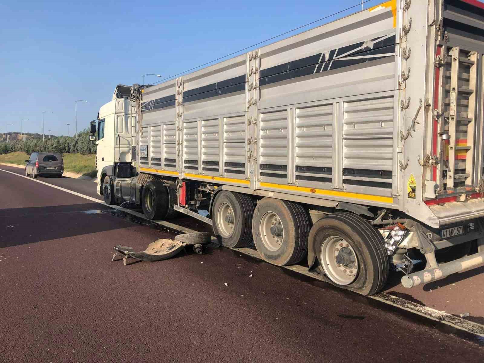 Yalova&rsquo;da kamyonet tıra arkadan &ccedil;arptı: 2 yaralı
