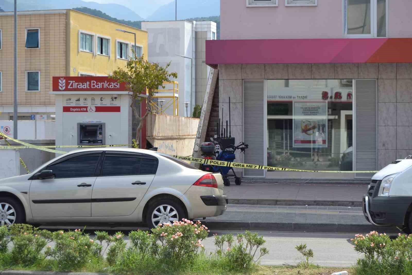 Fünye ile patlatılan şüpheli çantadan kıyafet çıktı