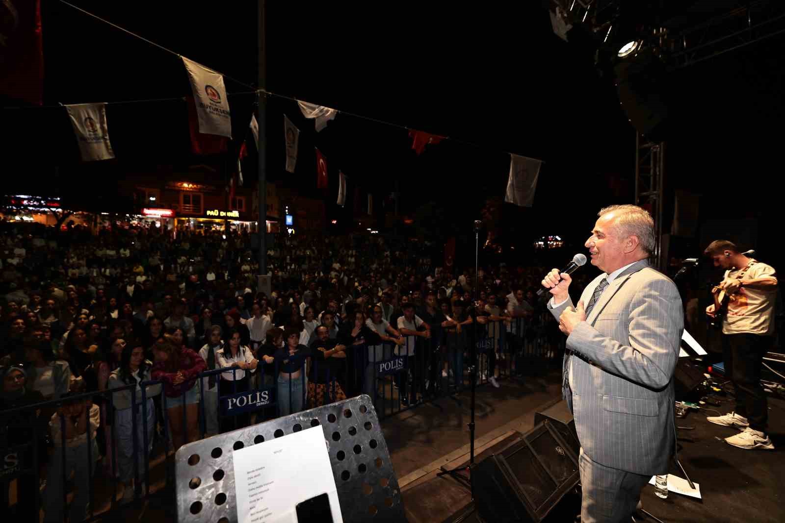 Başkan Zolan, gençlerin festival coşkusuna ortak oldu