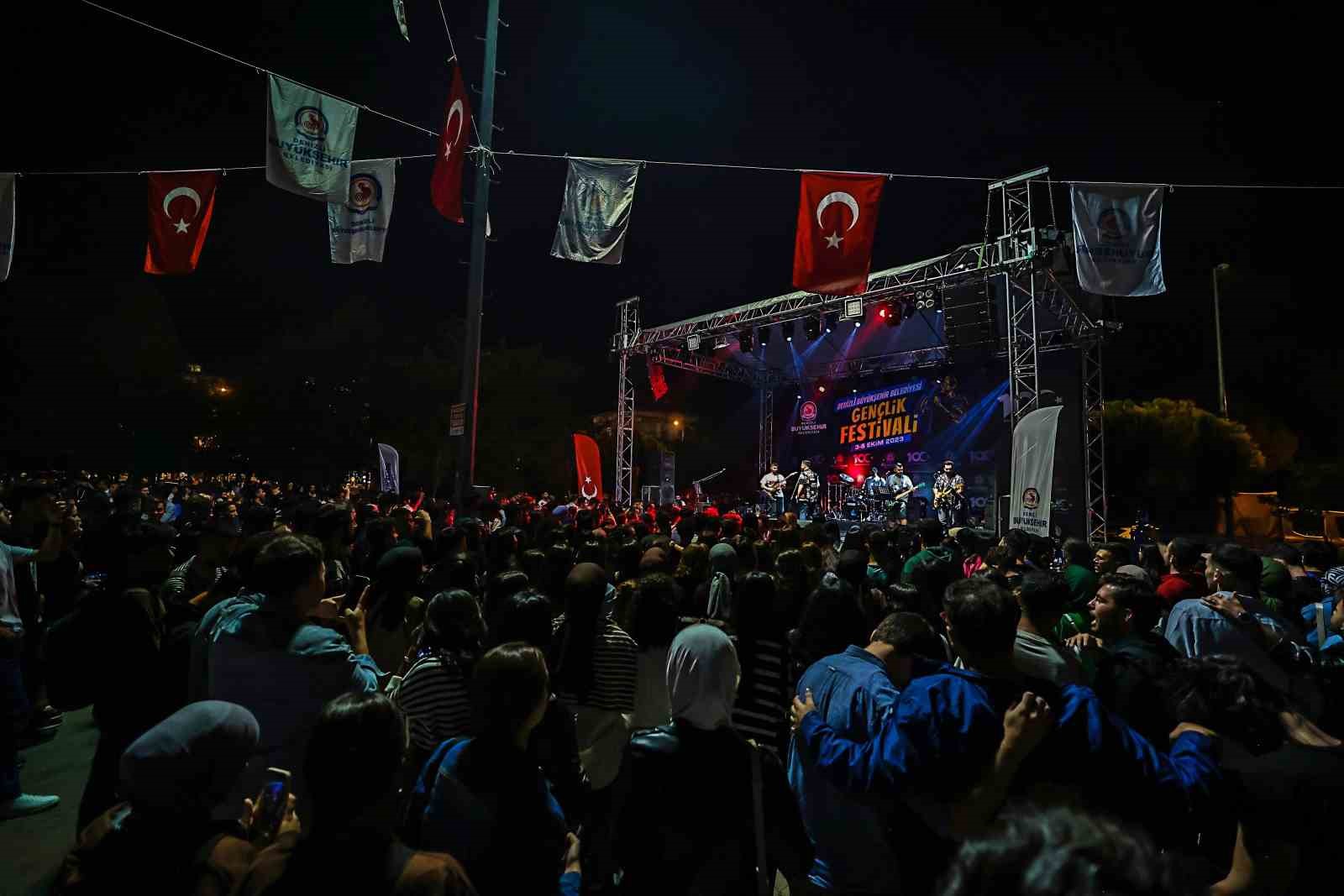 Başkan Zolan, gen&ccedil;lerin festival coşkusuna ortak oldu 