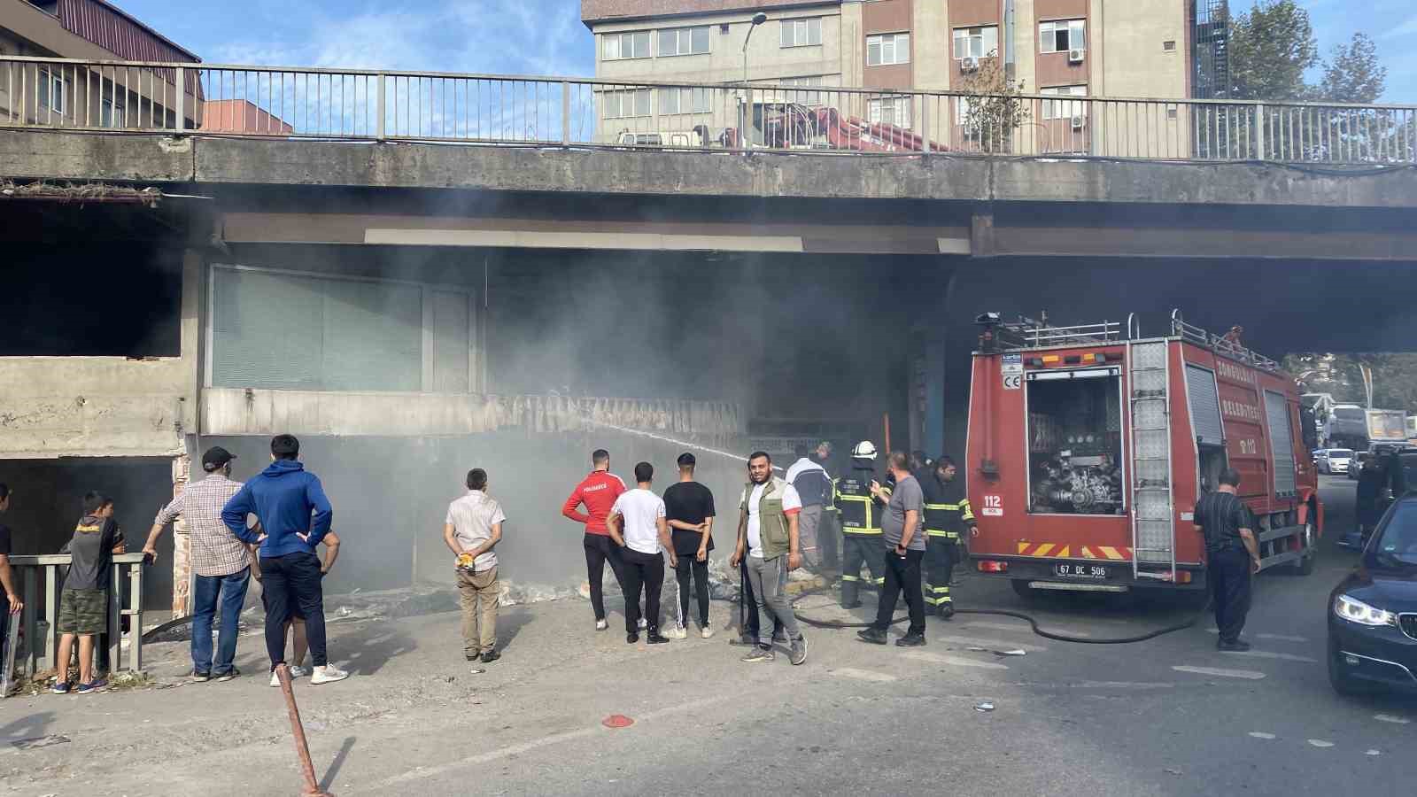 Boş d&uuml;kkanda &ccedil;ıkan yangın ekipleri harekete ge&ccedil;irdi

