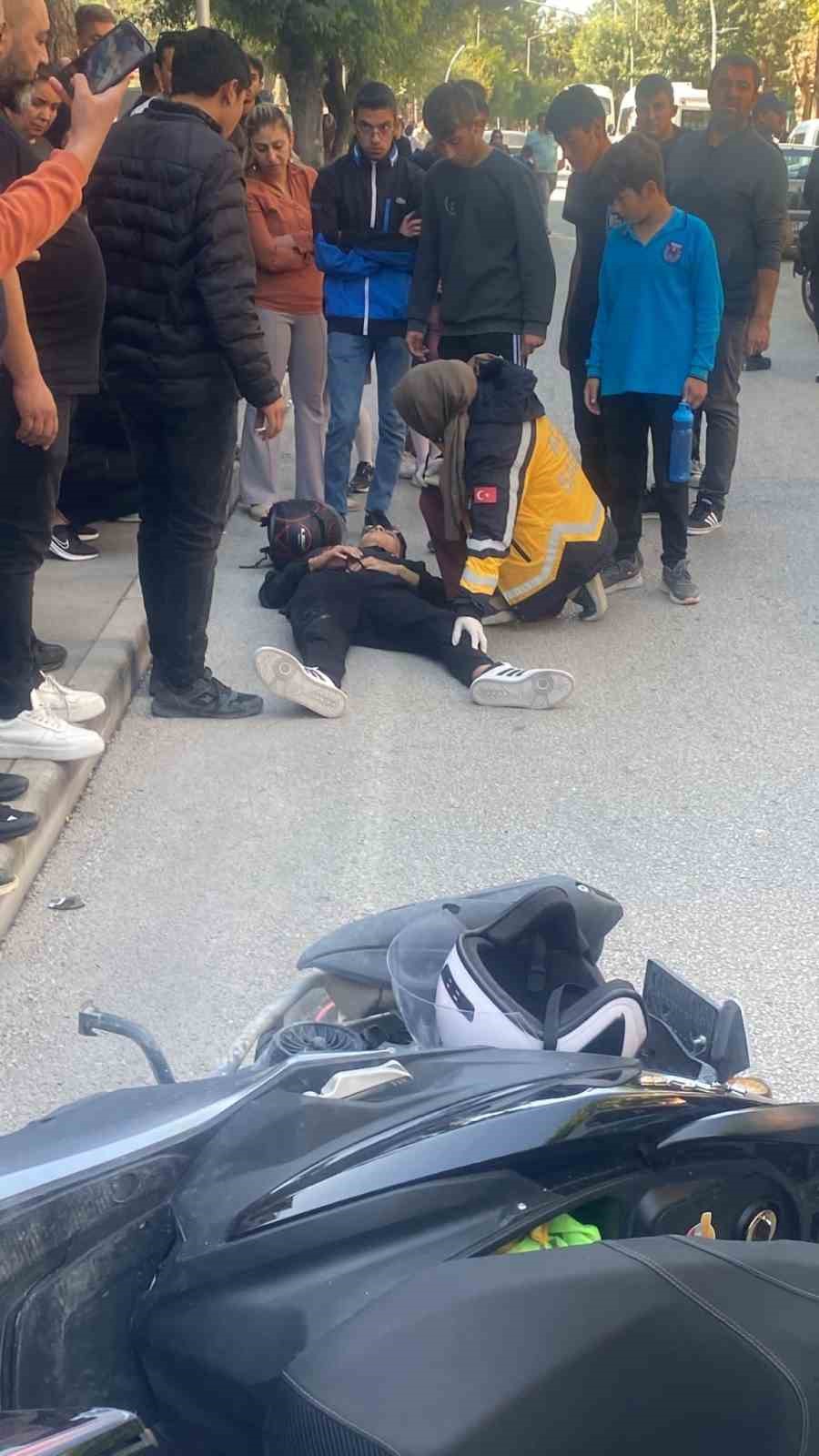 Burdur’da motosiklet ile minibüs çarpıştı: 1 yaralı