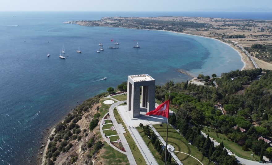 Yelkenliler, Cumhuriyet’in 100’üncü yılında Şehitler Abidesi’ni selamladı