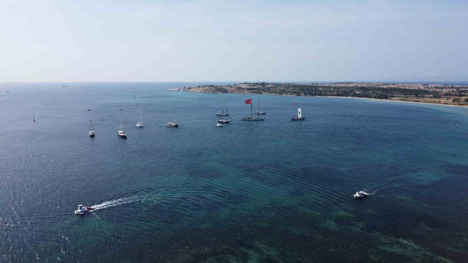 Yelkenliler, Cumhuriyet&rsquo;in 100&rsquo;&uuml;nc&uuml; yılında Şehitler Abidesi&rsquo;ni selamladı
