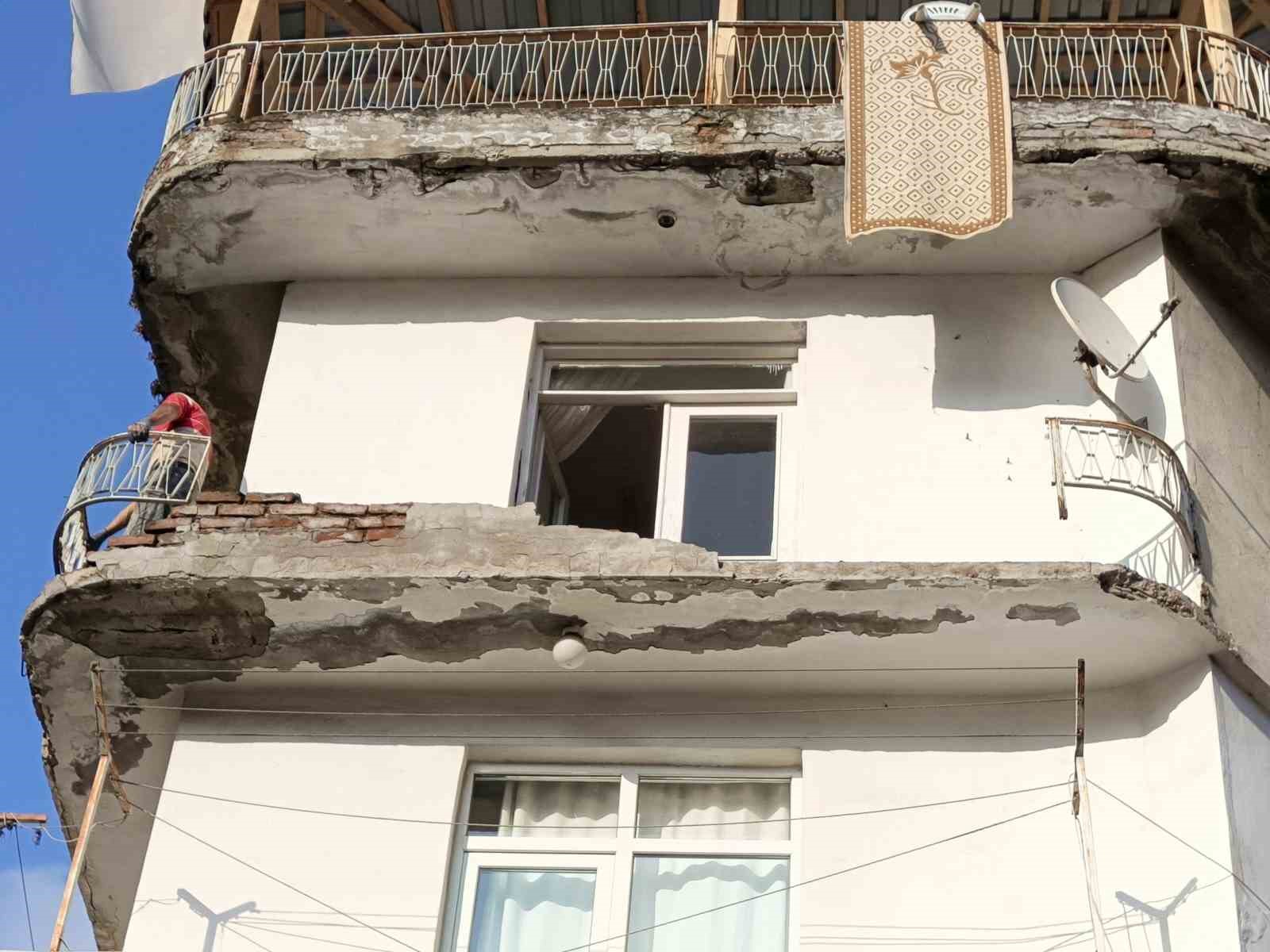 Balkon tadilatında molozlar sokağa d&uuml;şt&uuml;
