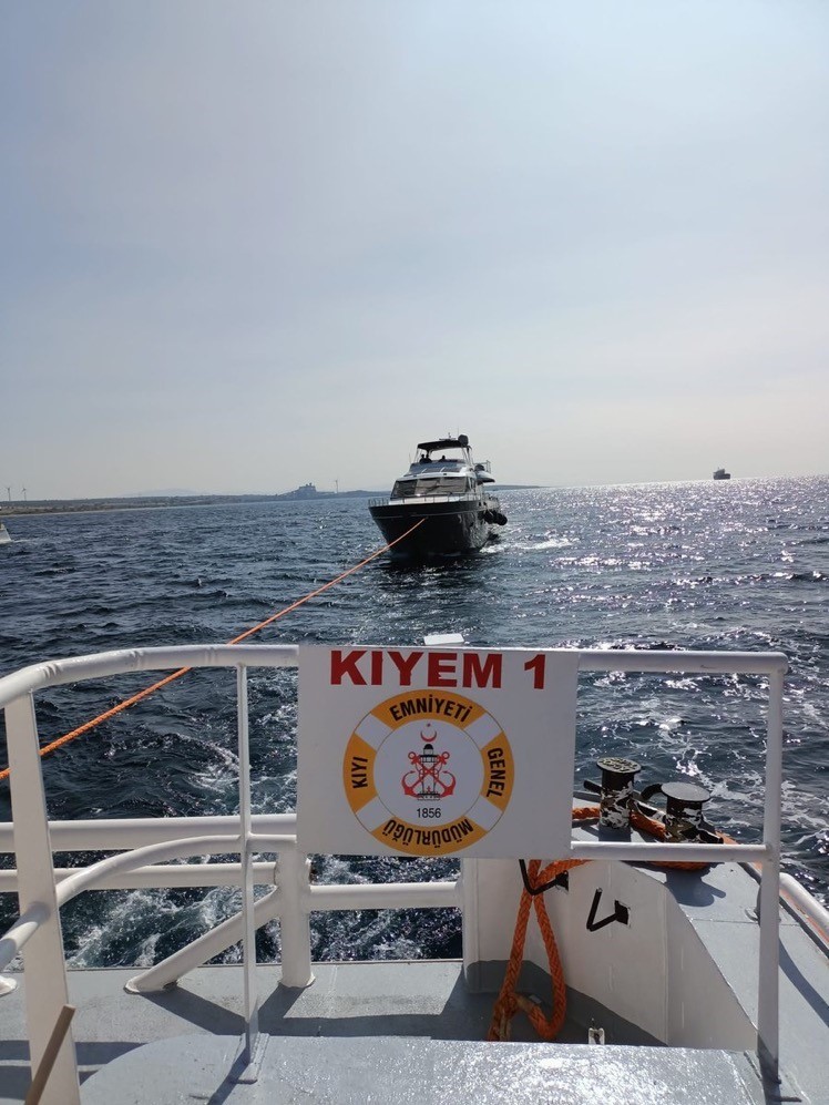 Çanakkale Boğazı’nda su alan ve içinde 4 kişi bulunan tekne kurtarıldı