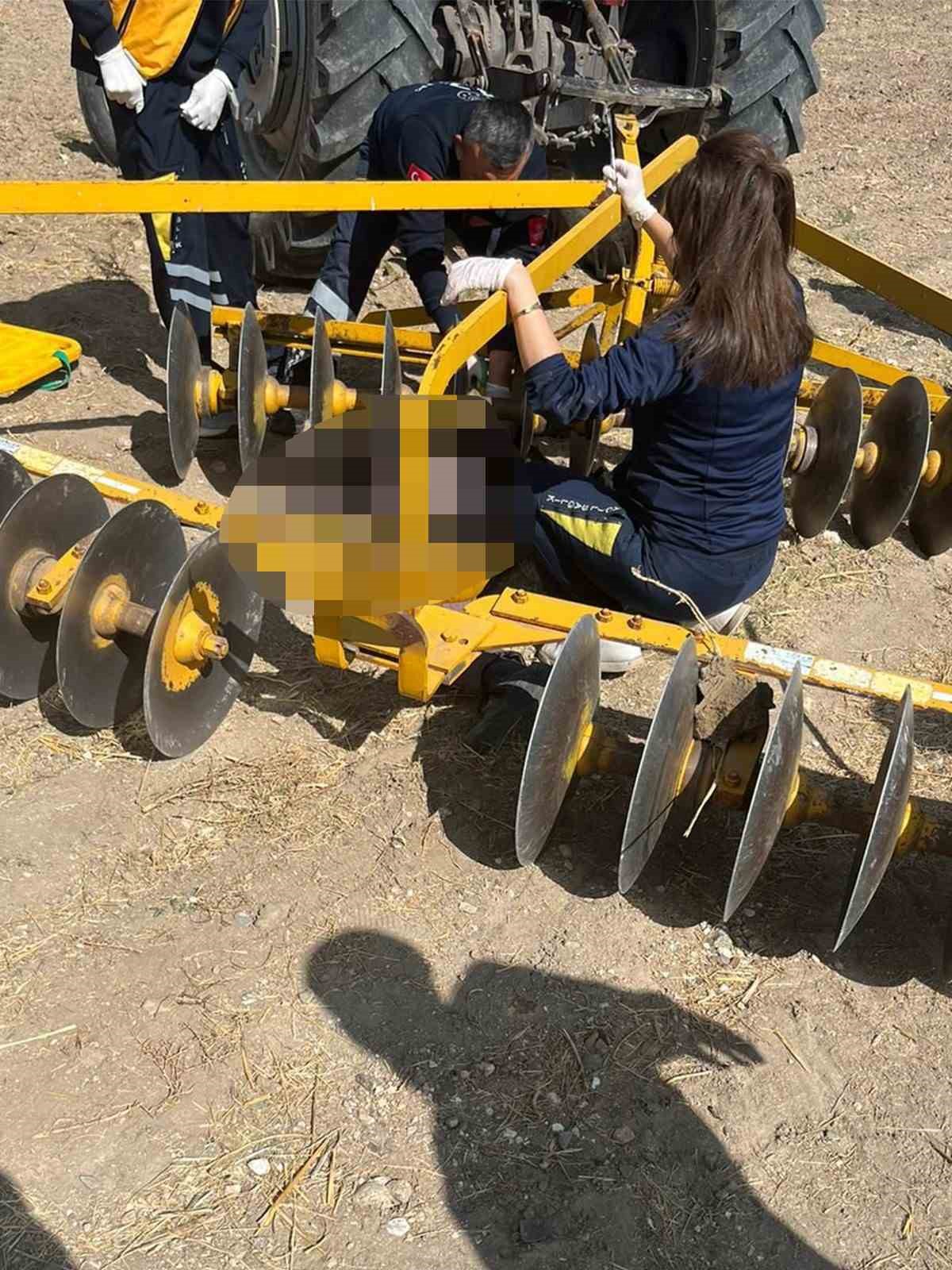 Trakt&ouml;re bağlı diskaronun altında can verdi
