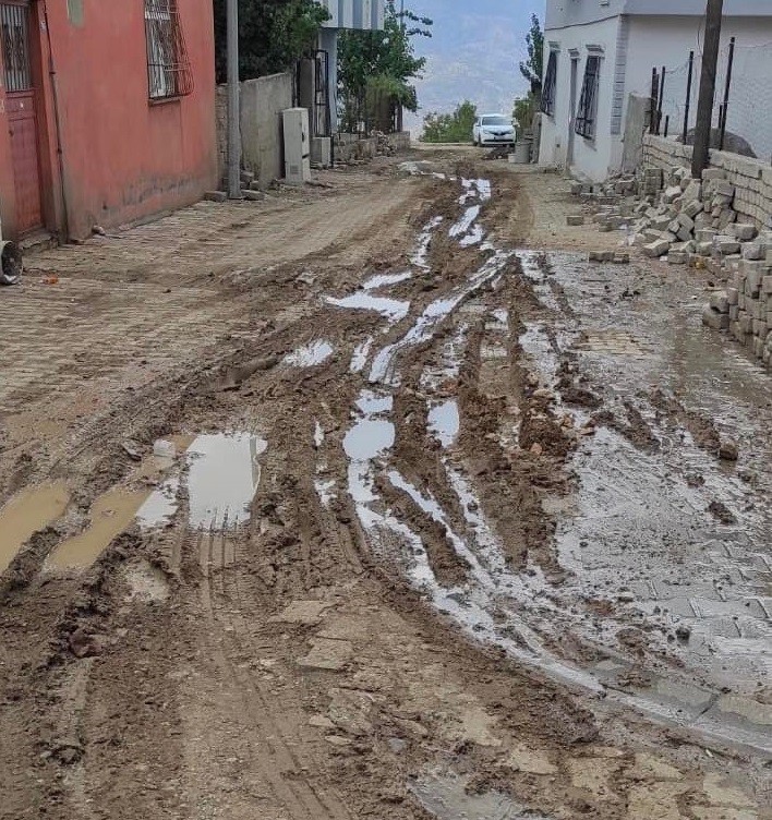 Firma doğalgaz &ccedil;alışması sonrası mahalleyi &ccedil;amur i&ccedil;inde bıraktı
