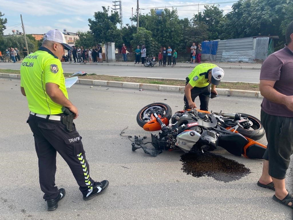 Ceyhan’da motosiklet minibüse çarptı: 2 kişi öldü