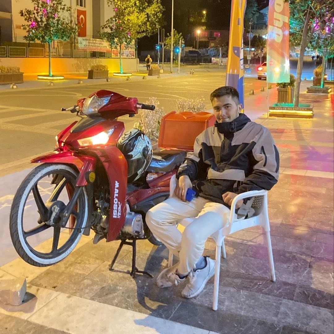 Otomobille &ccedil;arpışan motosiklet s&uuml;r&uuml;c&uuml;s&uuml; hayatını kaybetti

