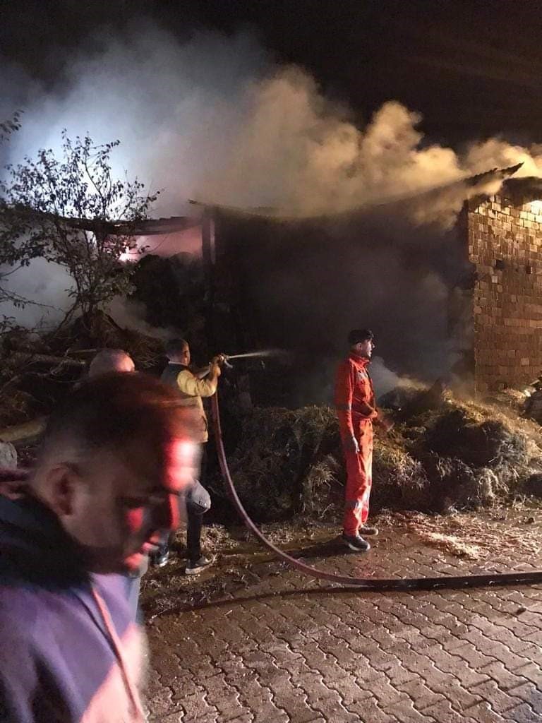 Aynı mahallede ikinci yangın: Samanlık ve ambar çıkan yangında kullanılmaz hale geldi