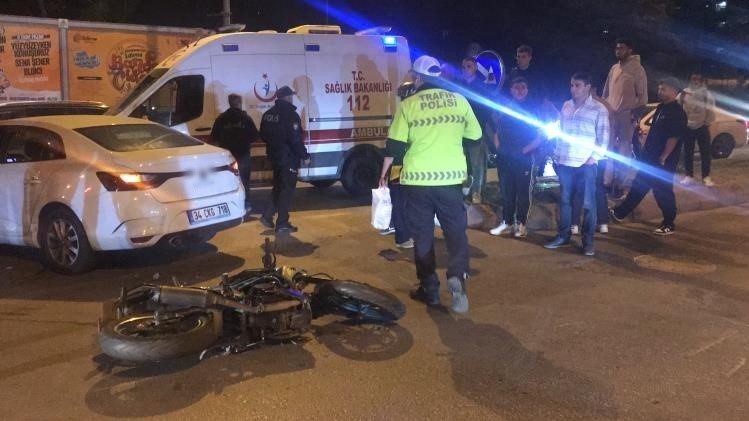 Ehliyetsiz motosikletli, otomobil ile çarpıştı: 2 yaralı