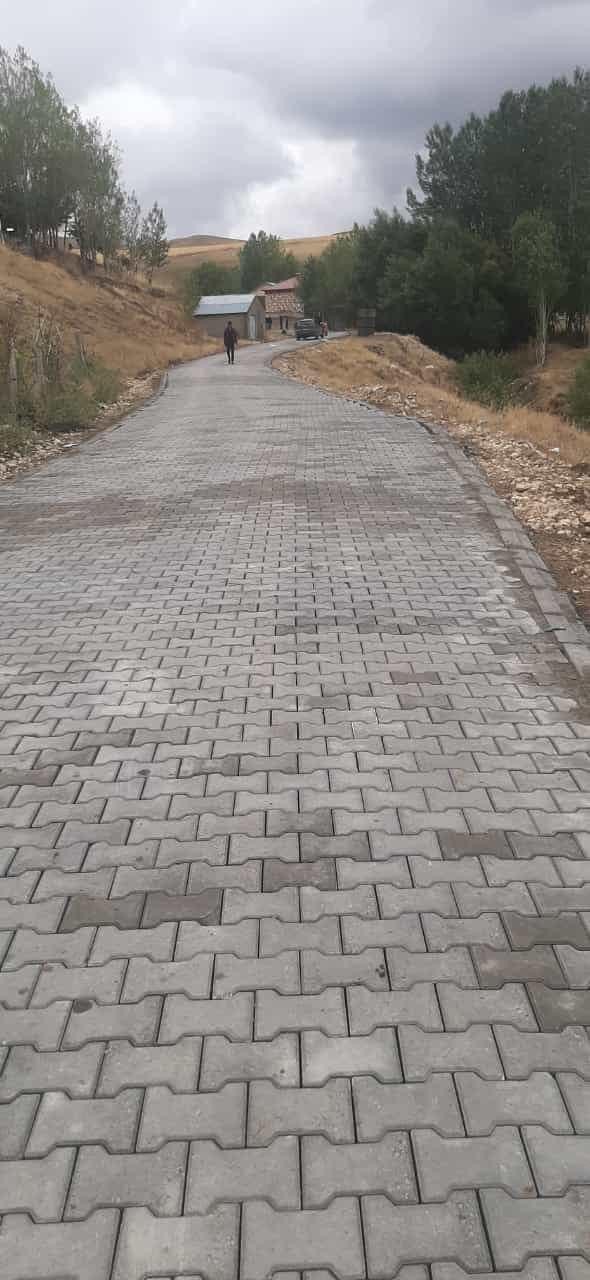 Bitlis&rsquo;te k&ouml;y yollarına kilitli parke taşı d&ouml;şendi
