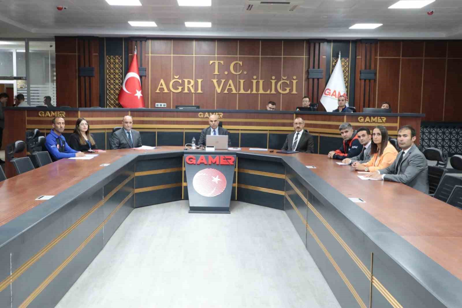 Ağrı Valisi Koç, muhtarlarla toplantı yaptı