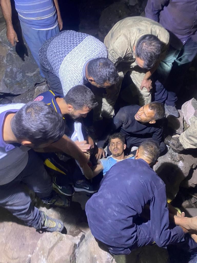 Kayalıklar arasında sıkışan şahsın inanılmaz kurtuluşu
