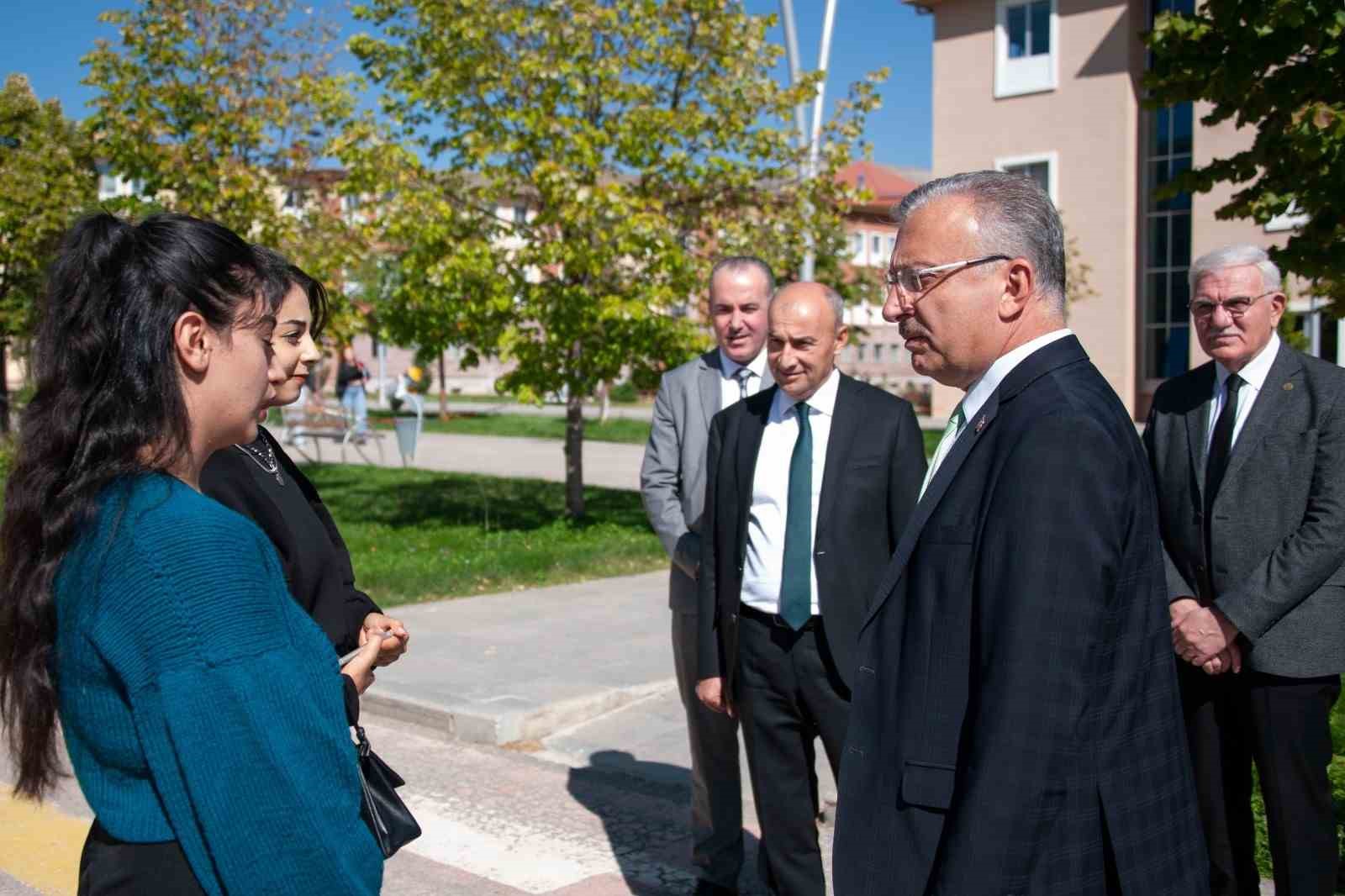 Rektör Levent, yeni eğitim öğretim yılında öğrencilerle kampüste buluştu