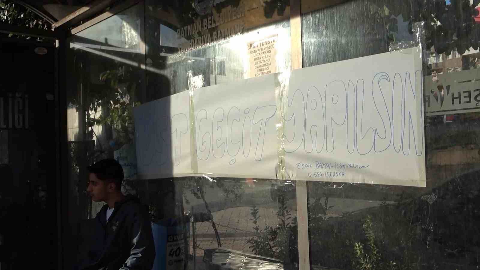 Batman’da üst geçit isteyen vatandaşlar otobüs duraklarına pankartlar astı