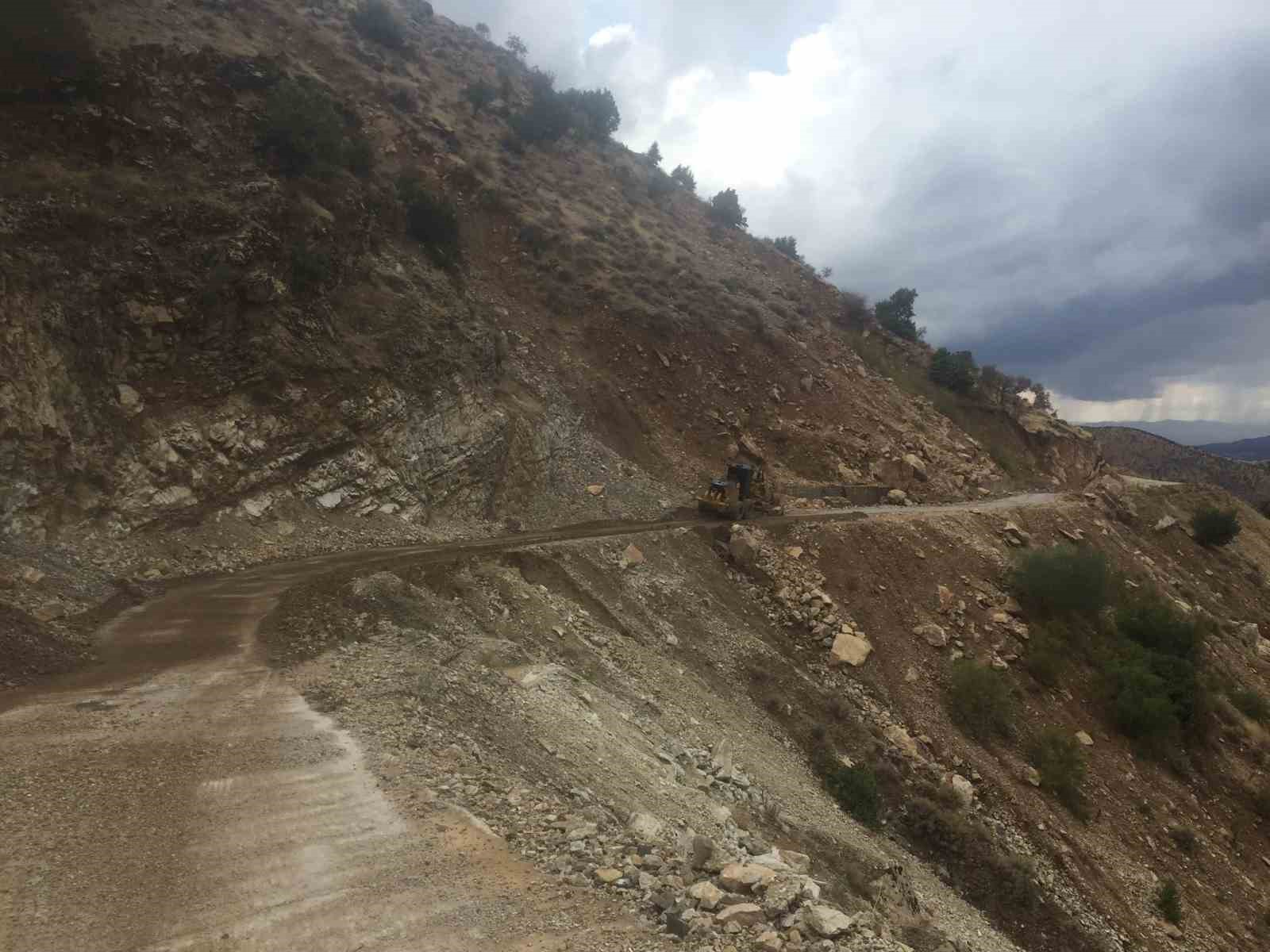 Sason&rsquo;da sel nedeniyle ulaşıma kapanan k&ouml;y yolları ulaşıma a&ccedil;ıldı
