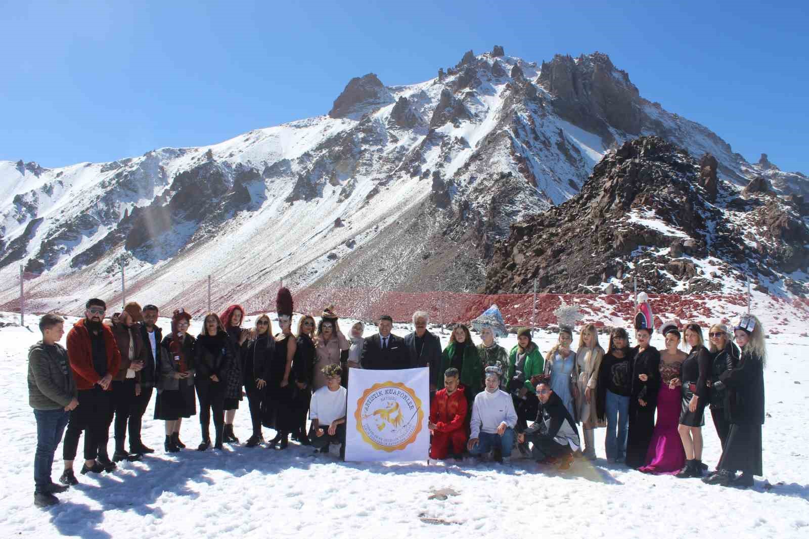 Erciyes&rsquo;in zirvesinde sanatlarını konuşturdular

