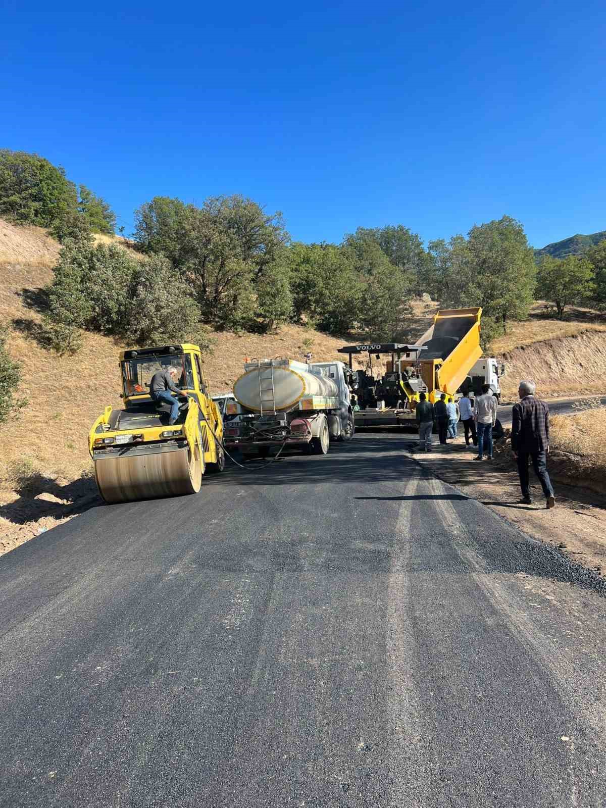 Bing&ouml;l&rsquo;de  yol yapım &ccedil;alışmaları s&uuml;r&uuml;yor
