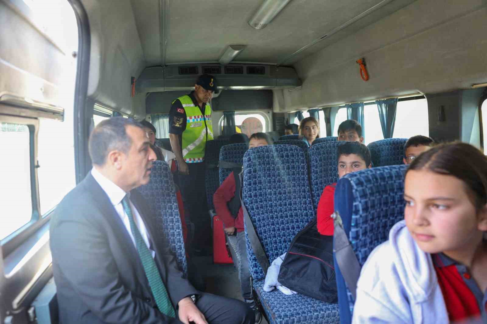 Burdur&rsquo;da jandarmadan &ldquo;G&uuml;venli Okul Yolu Projesi&rdquo; uygulaması
