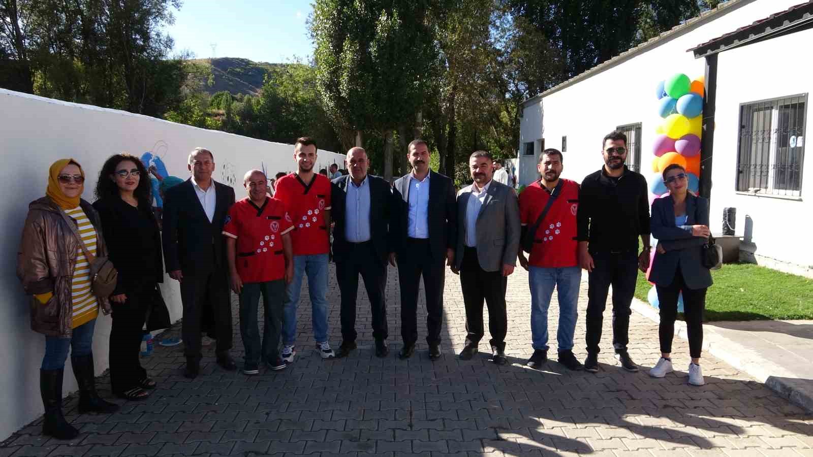 G&ouml;n&uuml;ll&uuml; veterinerler, &ouml;ğrencilere hayvan sevgisini aşıladılar
