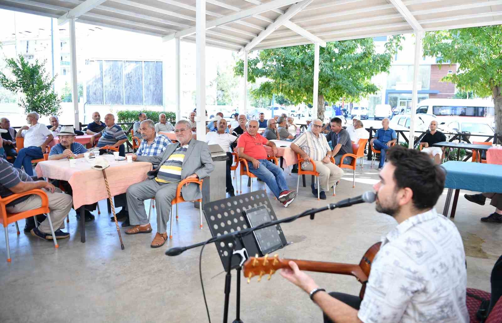 Emekliler Konyaaltı Belediyesinin konseriyle eğlendi