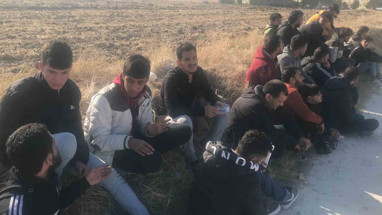 Lastikleri patlayınca yakalandılar: 21 g&ouml;&ccedil;men ve 4 g&ouml;&ccedil;men taciri yakalandı

