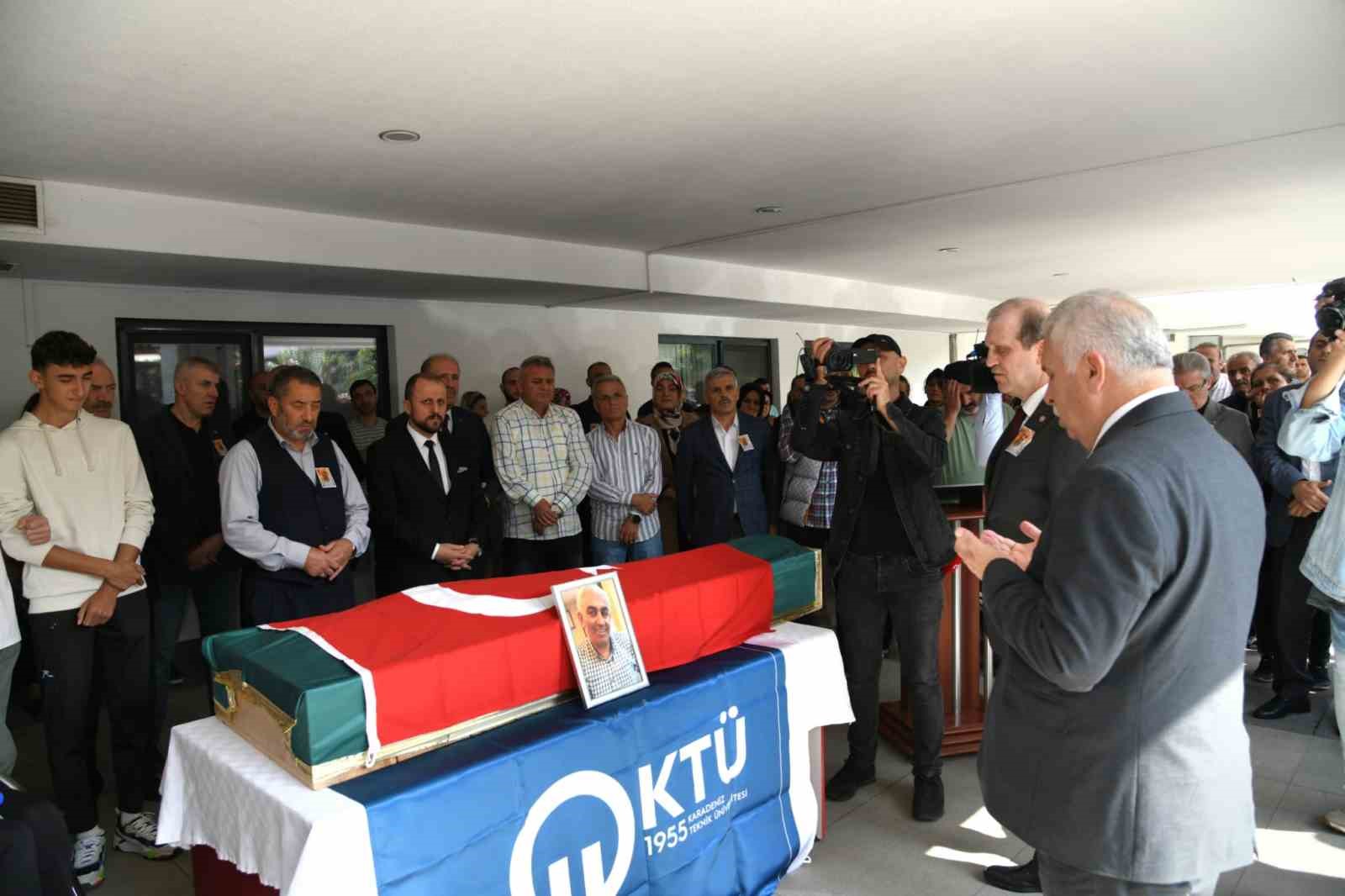 Acil serviste arbede sonrası kalp krizi ge&ccedil;irerek yaşam m&uuml;cadelesini kaybeden g&uuml;venlik g&ouml;revlisi i&ccedil;in t&ouml;ren d&uuml;zenlendi
