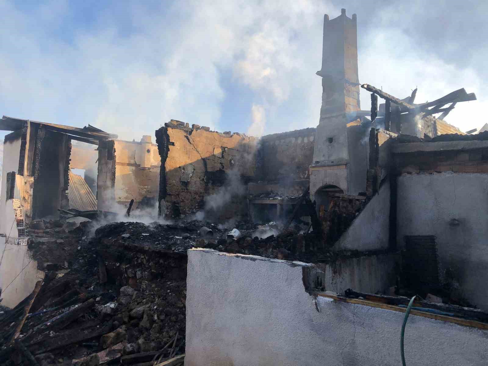 2 katlı ahşap ev yanarak kullanılmaz hale geldi