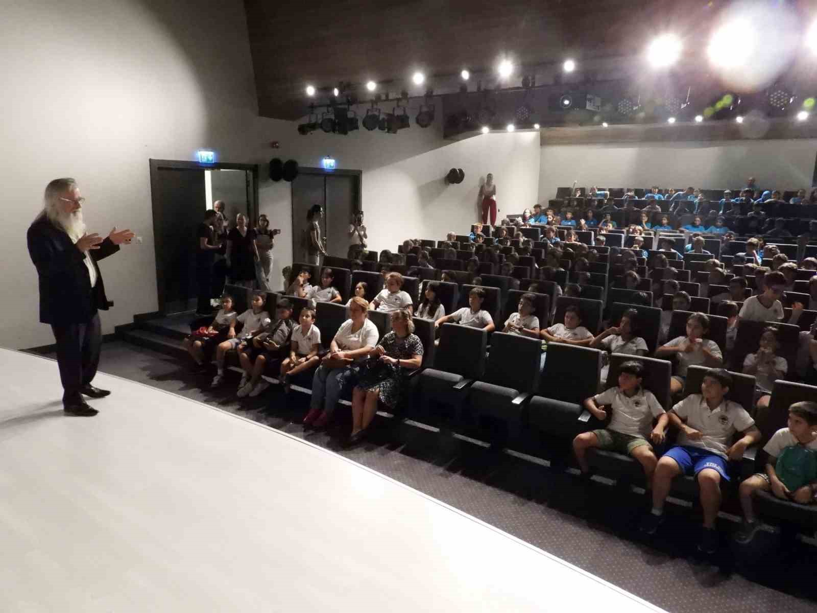 Astronomi profes&ouml;r&uuml; Derman, Antalya Bilim Merkezi&rsquo;nde &ouml;ğrencilerle buluştu
