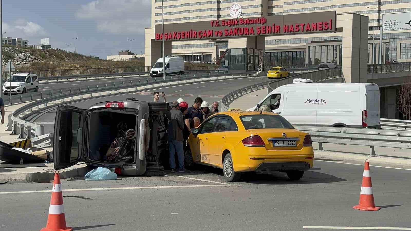 Başakşehir Çam ve Sakura Şehir Hastanesi kavşağında kaza: 3 yaralı