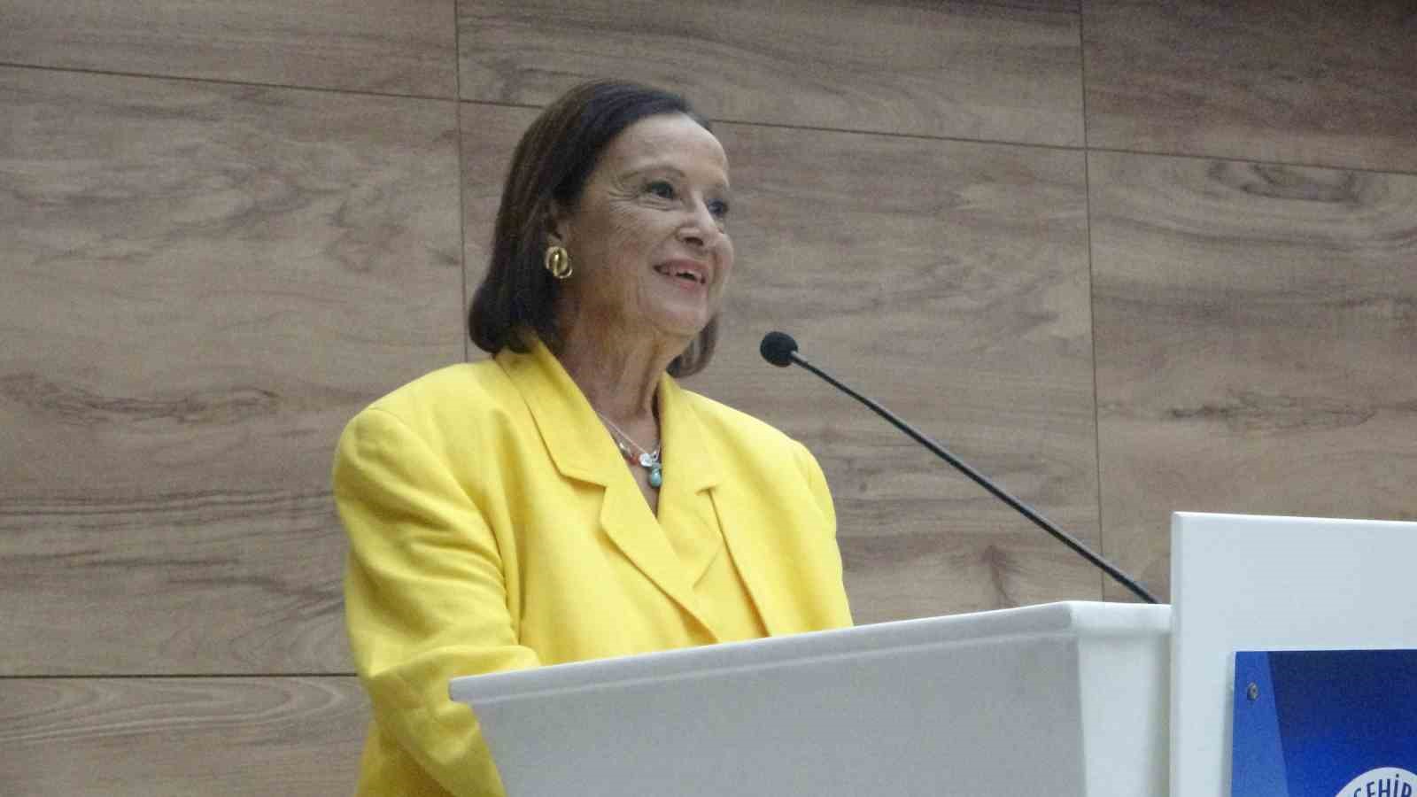 T&uuml;rkiye&rsquo;nin ilk kadın Valisi Aytaman &lsquo;Cumhuriyet&rsquo;e İz Bırakan Kadınlar&rsquo; seminerine katıldı
