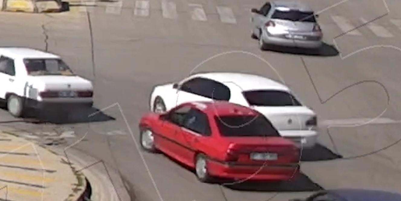 Kaza anları kamerada: Yolun karşısına ge&ccedil;mek isterken &ouml;l&uuml;mden d&ouml;nd&uuml;
