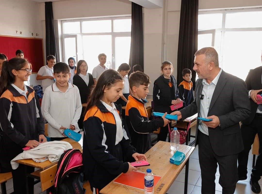 Sincan Belediyesi&rsquo;nden ilk ve ortaokul &ouml;ğrencilerine hediye
