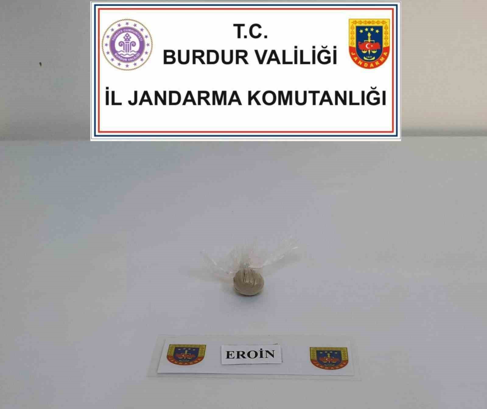 Burdur&rsquo;da jandarma ekiplerinin uyuşturucu operasyonunda 3 ş&uuml;pheli tutuklandı
