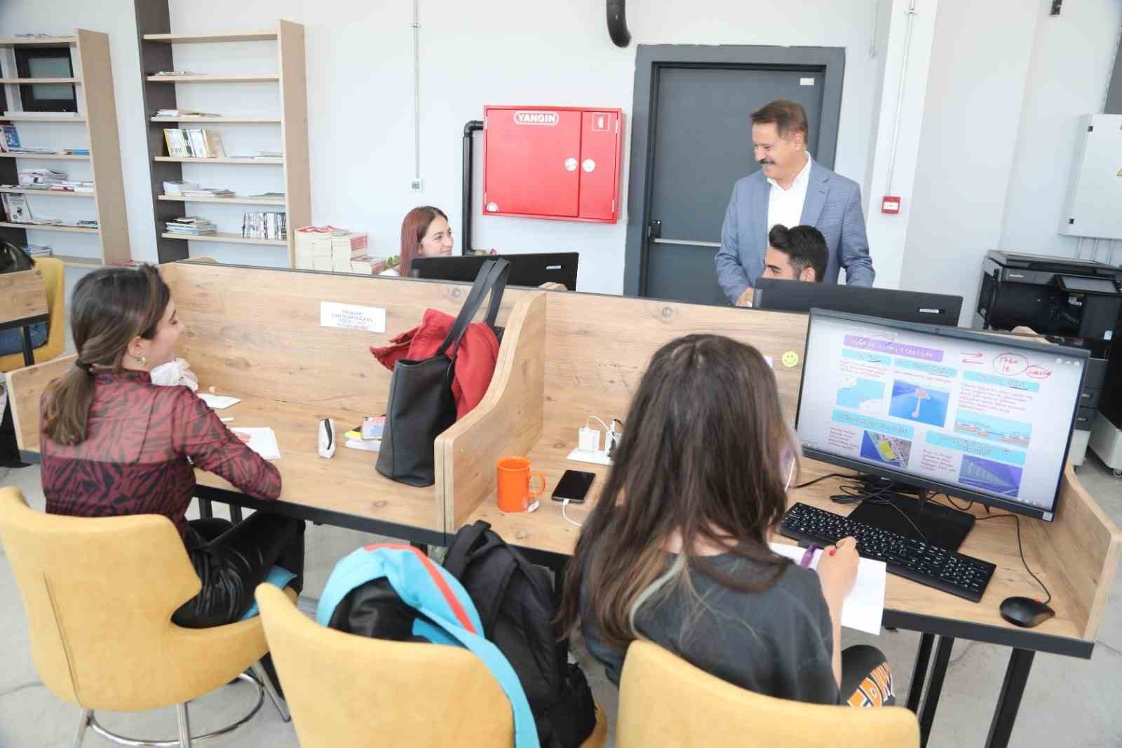 Hasan Ali Y&uuml;cel Gen&ccedil;lik, Bilim ve Sanat Merkezi&rsquo;ne gen&ccedil;lerden yoğun ilgi
