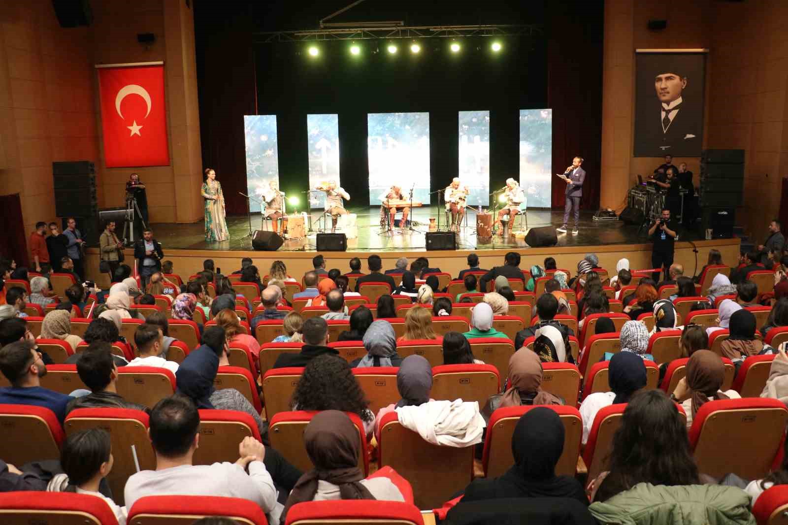 T&uuml;rk d&uuml;nyasının &ouml;nemli m&uuml;zik grubu Sivas&rsquo;ta sahne aldı
