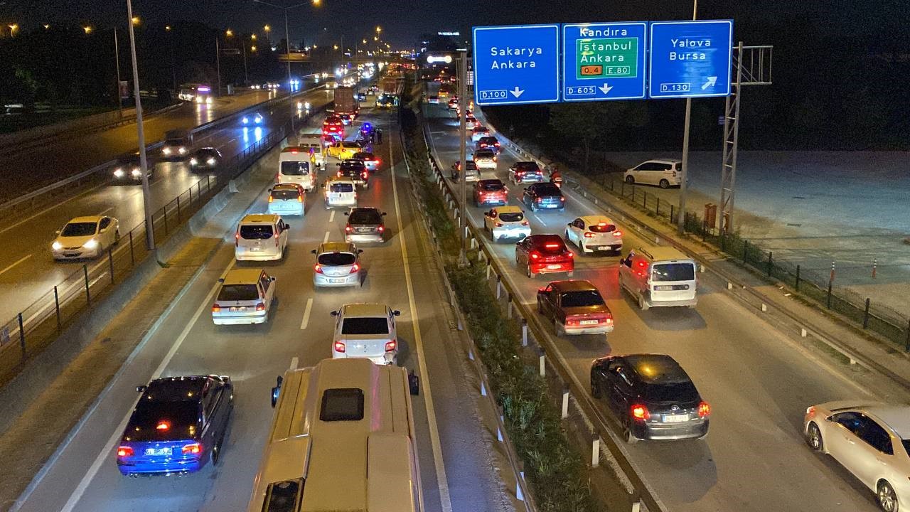 Tırın çarptığı otomobil kağıt gibi ezildi: 1’i çocuk 5 yaralı