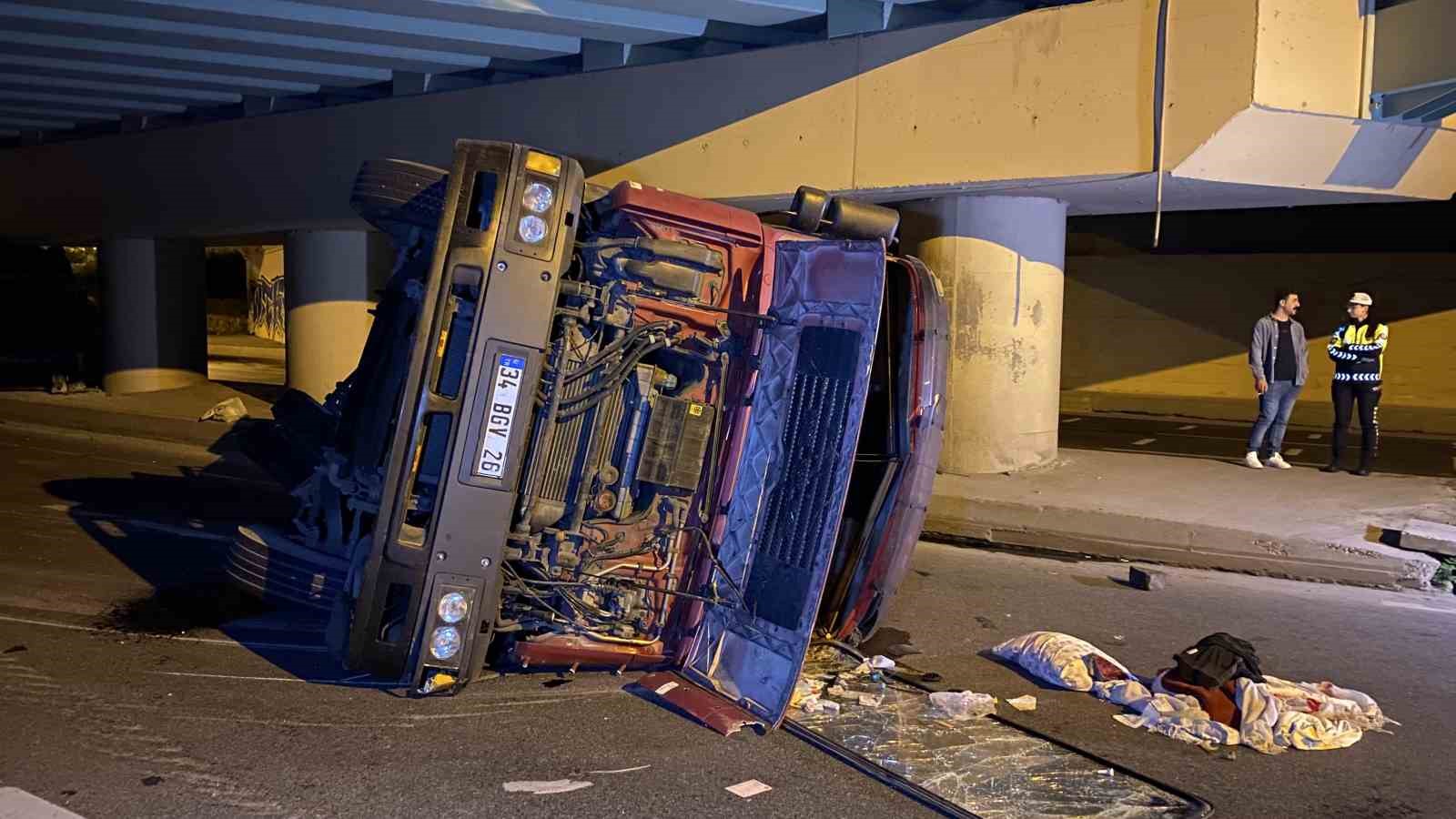 Bakırköy’de üst geçide çarpan tır devrildi