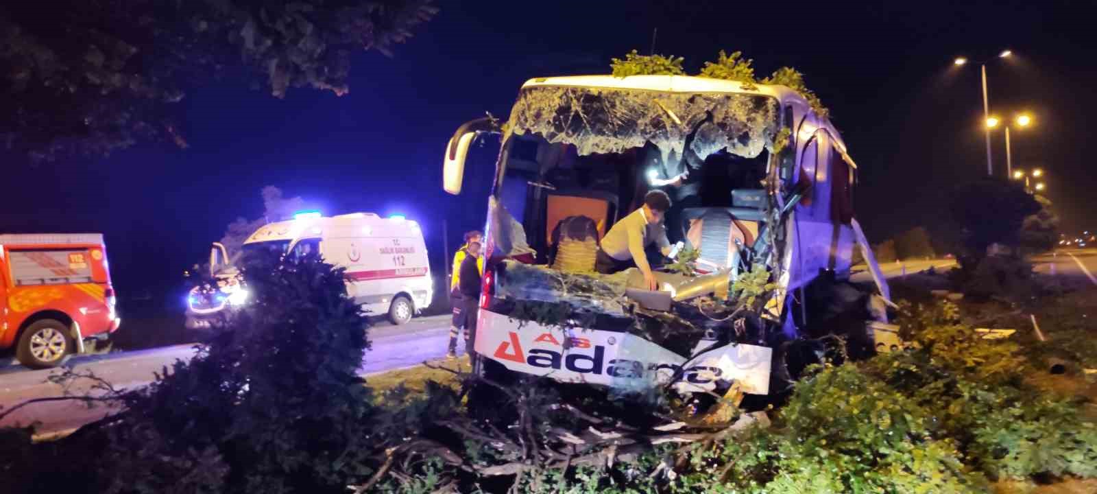 Kayseri’de kontrolden çıkan yolcu otobüsü aydınlatma direğine çarptı: 16 yaralı
