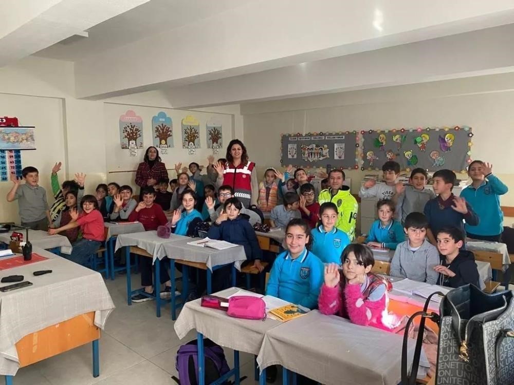 &Ouml;ğrencilere su&ccedil; ve su&ccedil;tan korunma y&ouml;ntemleri anlatılıyor
